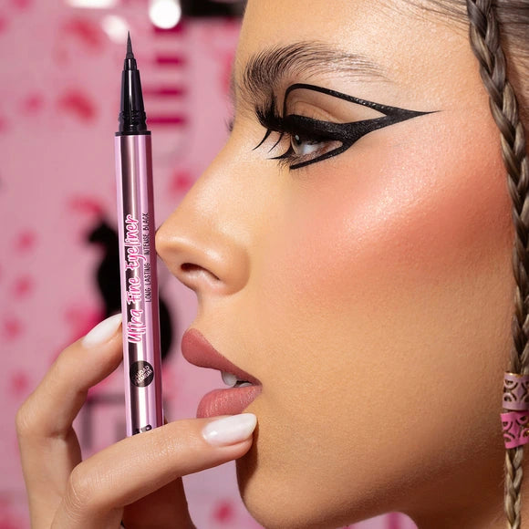 Ultra Fine Eyeliner Plumón delineador de larga duración.