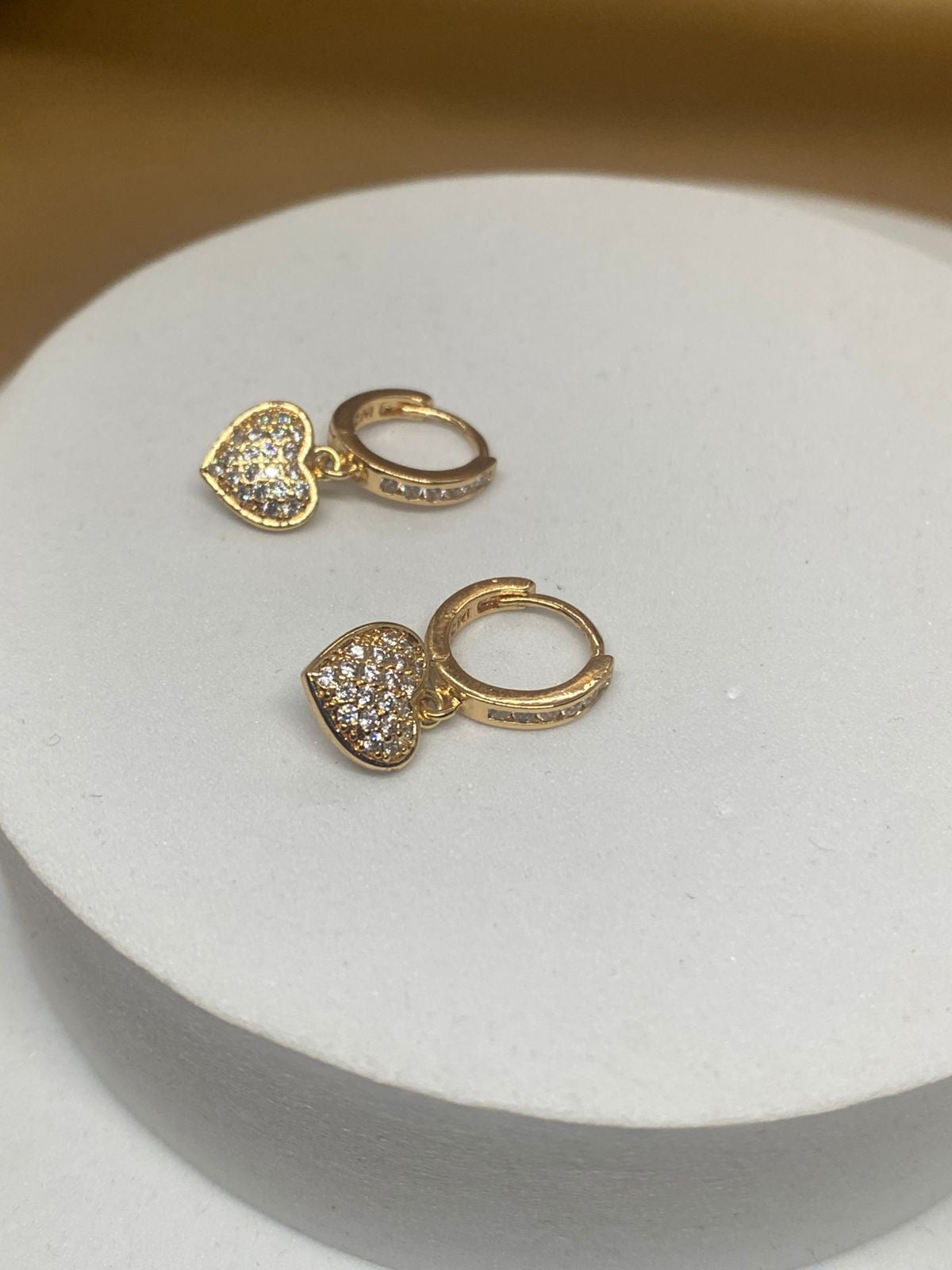 A26189 Arete corazón colgante                Material:Oro laminado 18k .