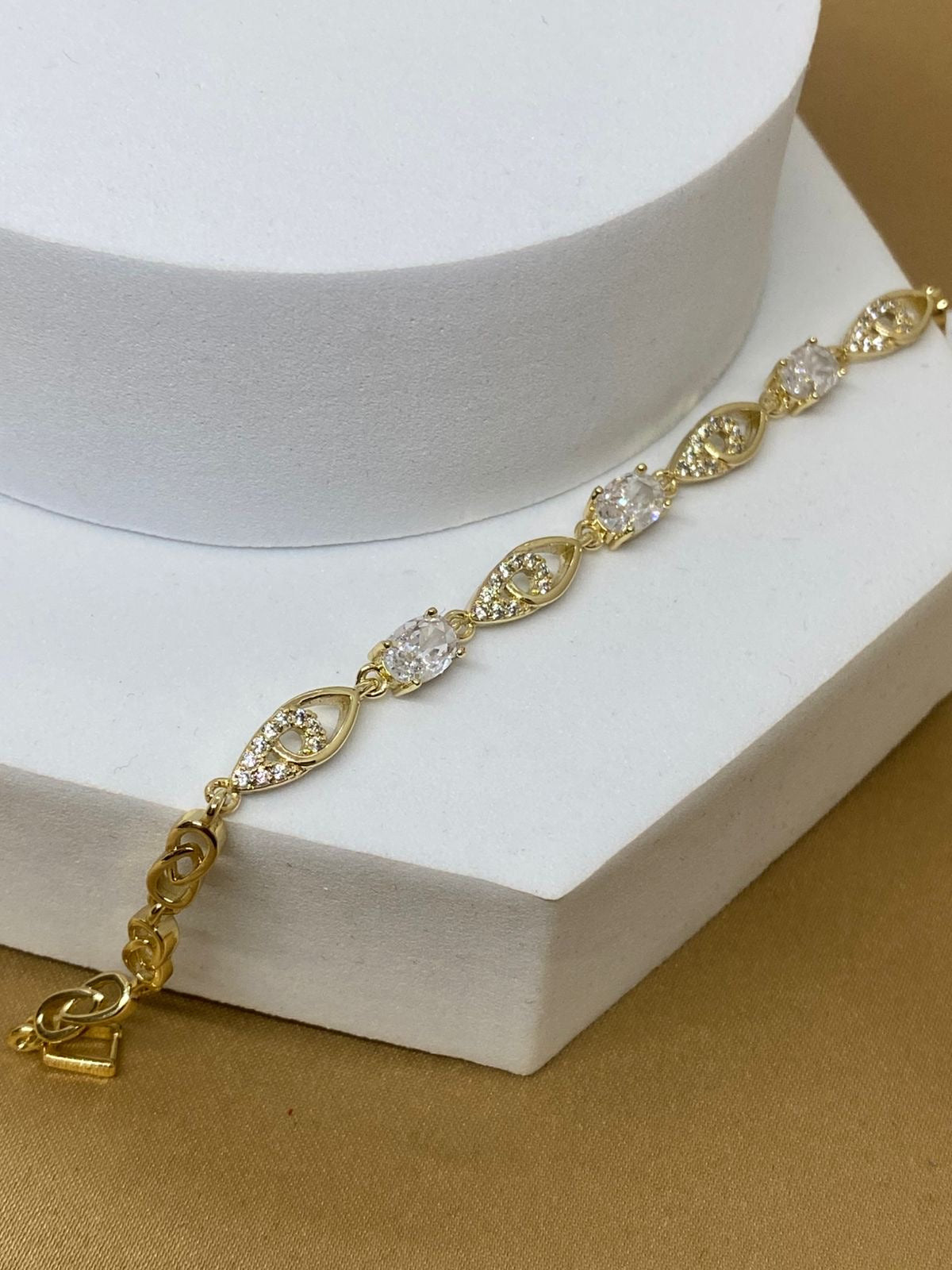 P26532 Pulso con piedra redonda Material: Oro laminado 14k
