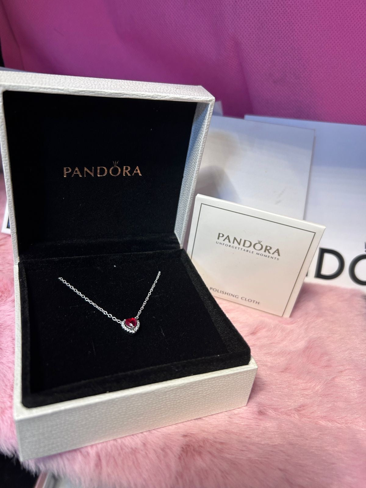 CI08 Collar Corazón Rojo Incluye Caja y paño de limpieza.