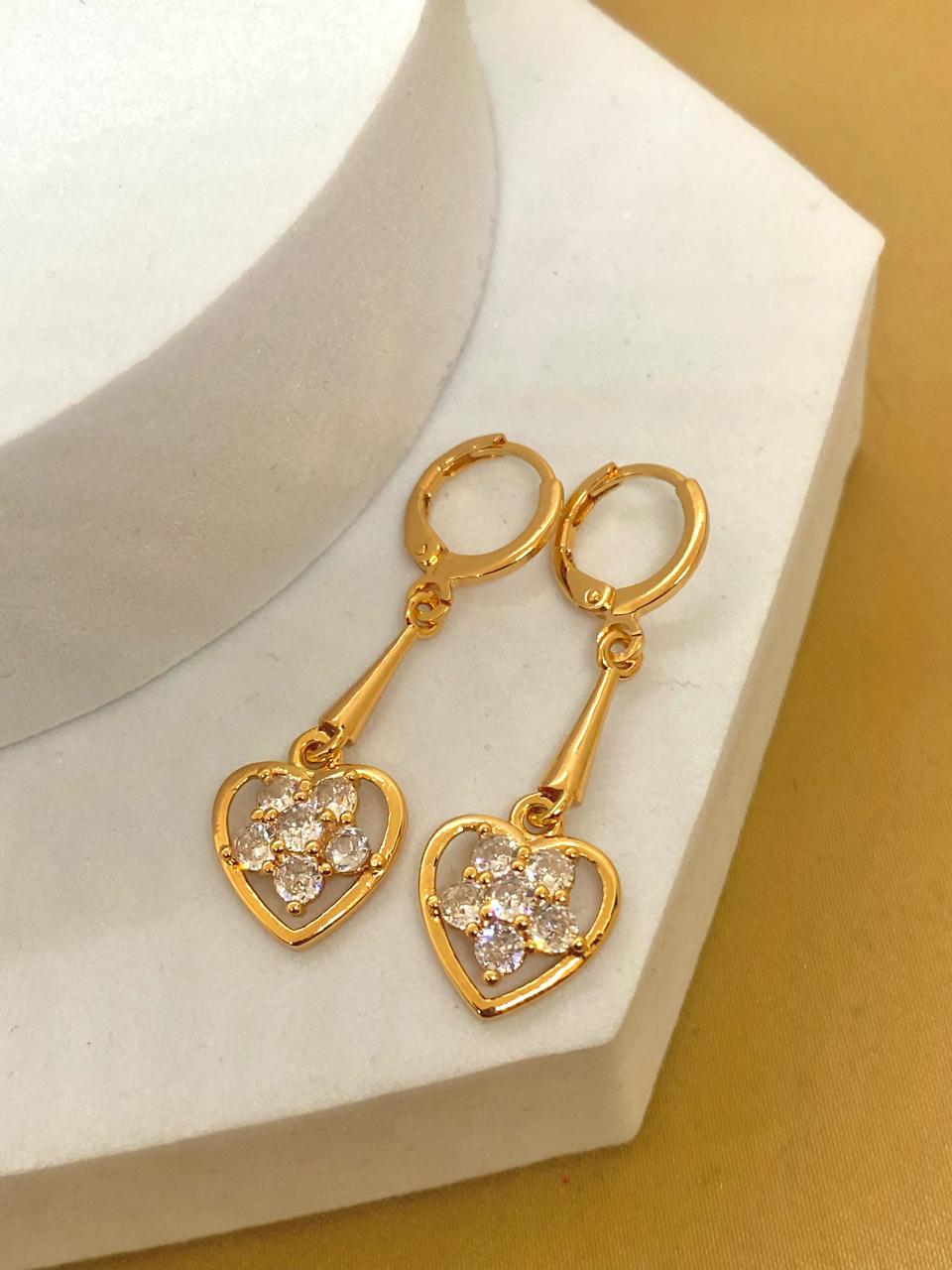 A26511 Arete corazón colgante   Material: Oro Laminado 18k