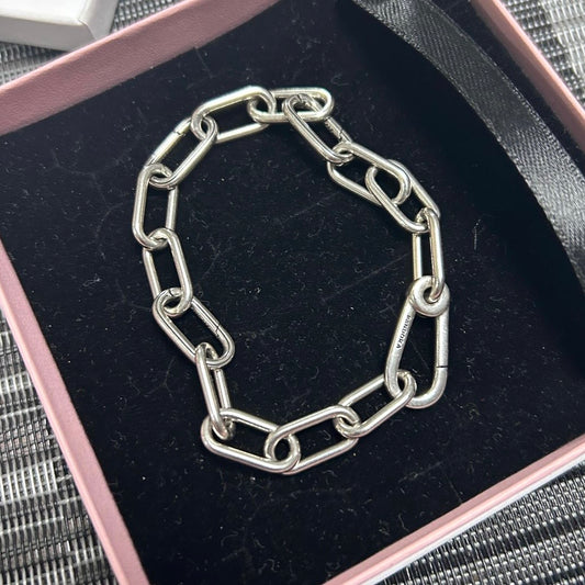 P51 Brazalete eslabones estilo Pandora incluye caja. Material: Baño de plata.