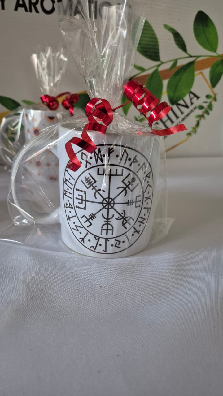 Taza con diseño de runas 11 oz