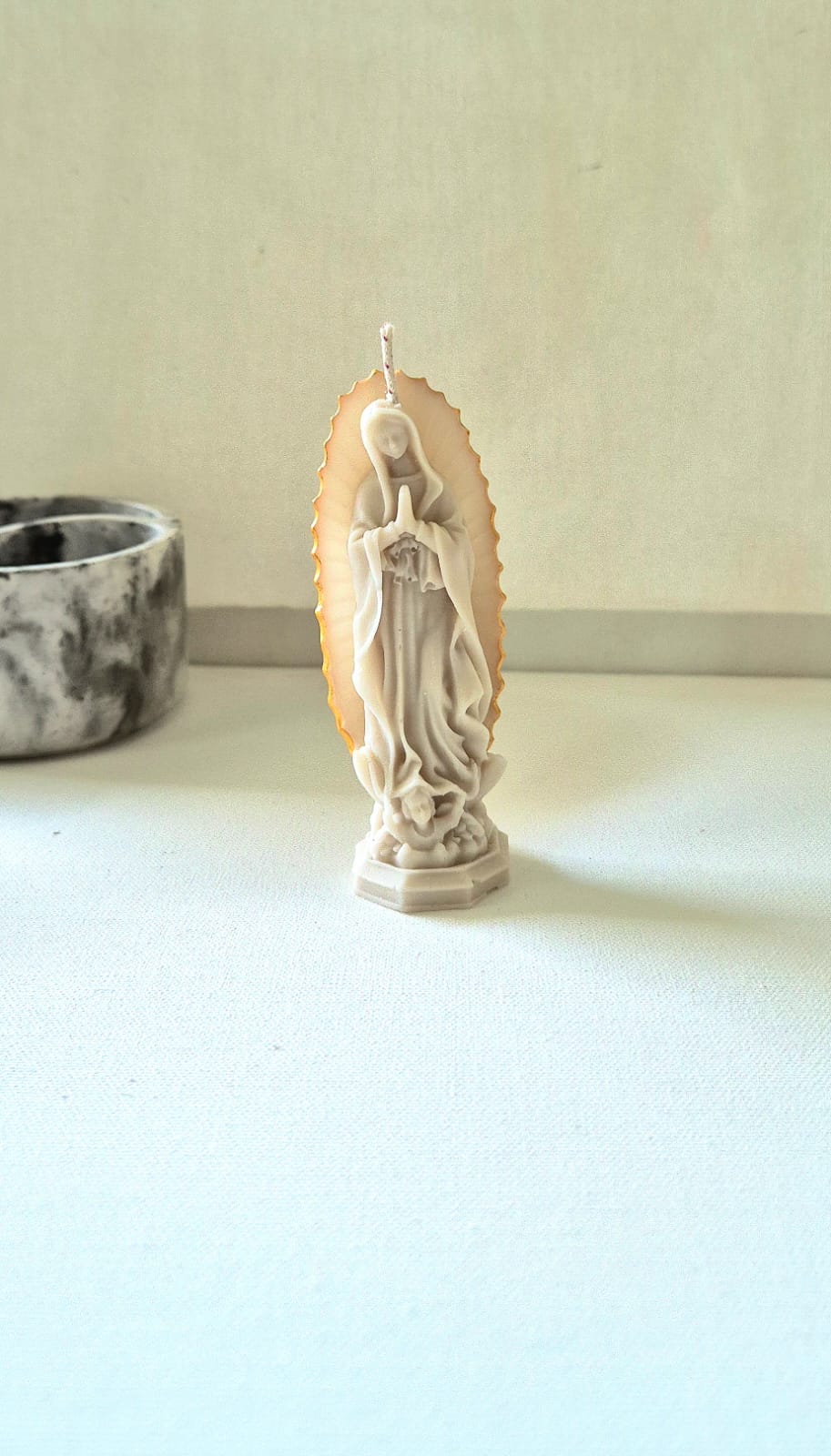Vela virgen de Guadalupe  Aroma Manzana-Canela  Color Beige con toque Dorado