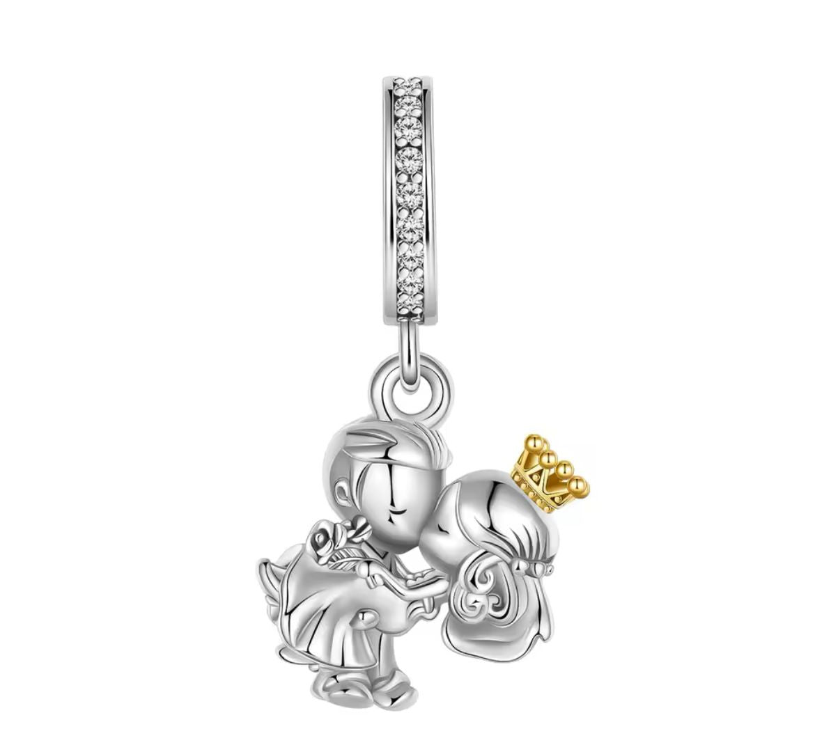 CHP181 Charm pareja de novios corona dorada