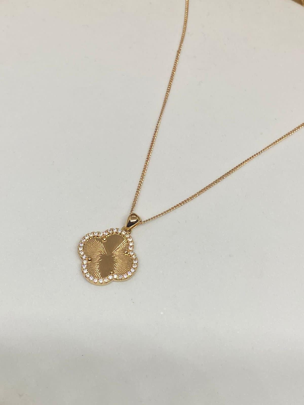 C26228 Collar trébol     Material:Oro Laminado 18k .