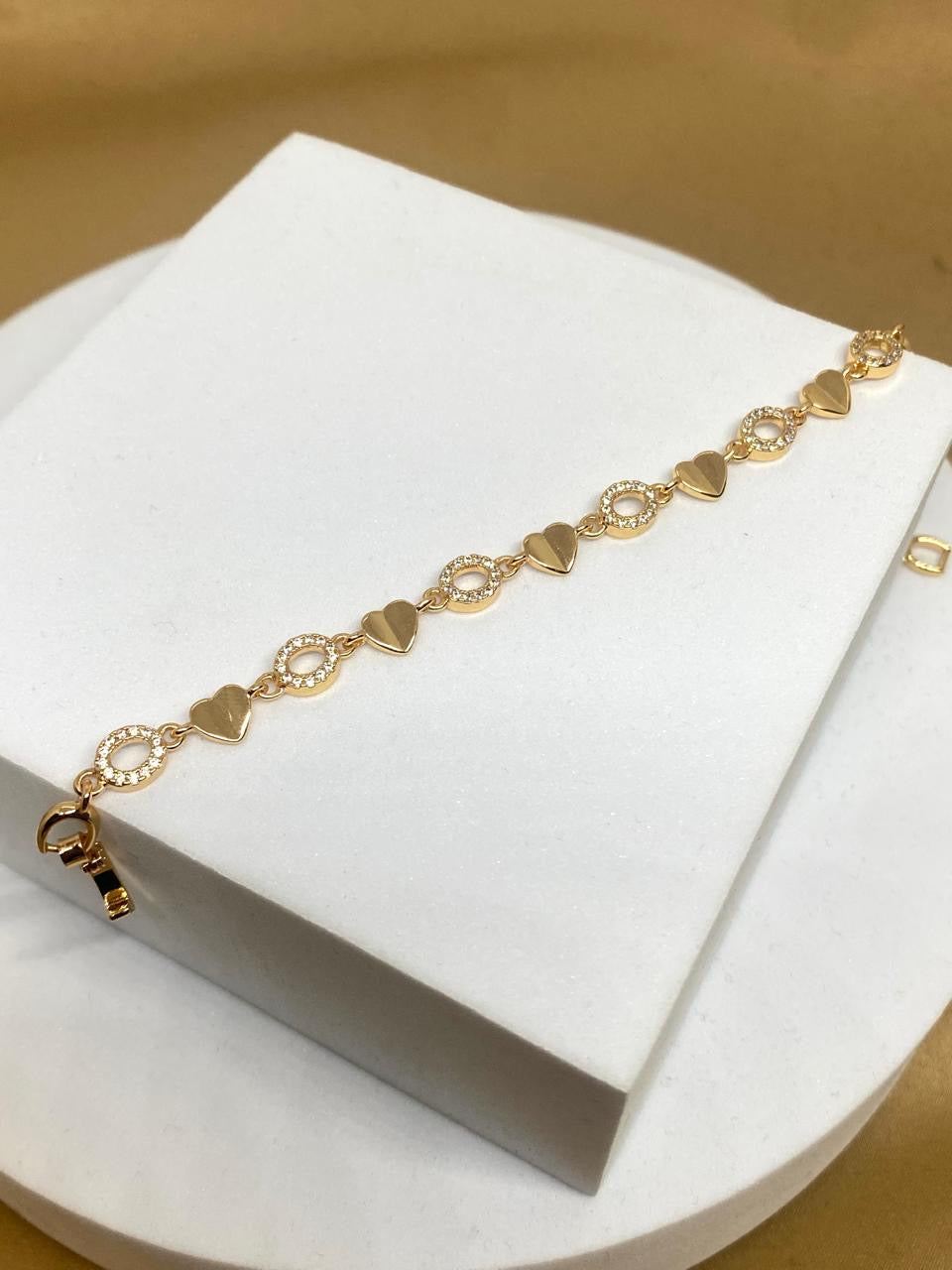 P2682 Pulso corazones Material: Oro laminado 18k