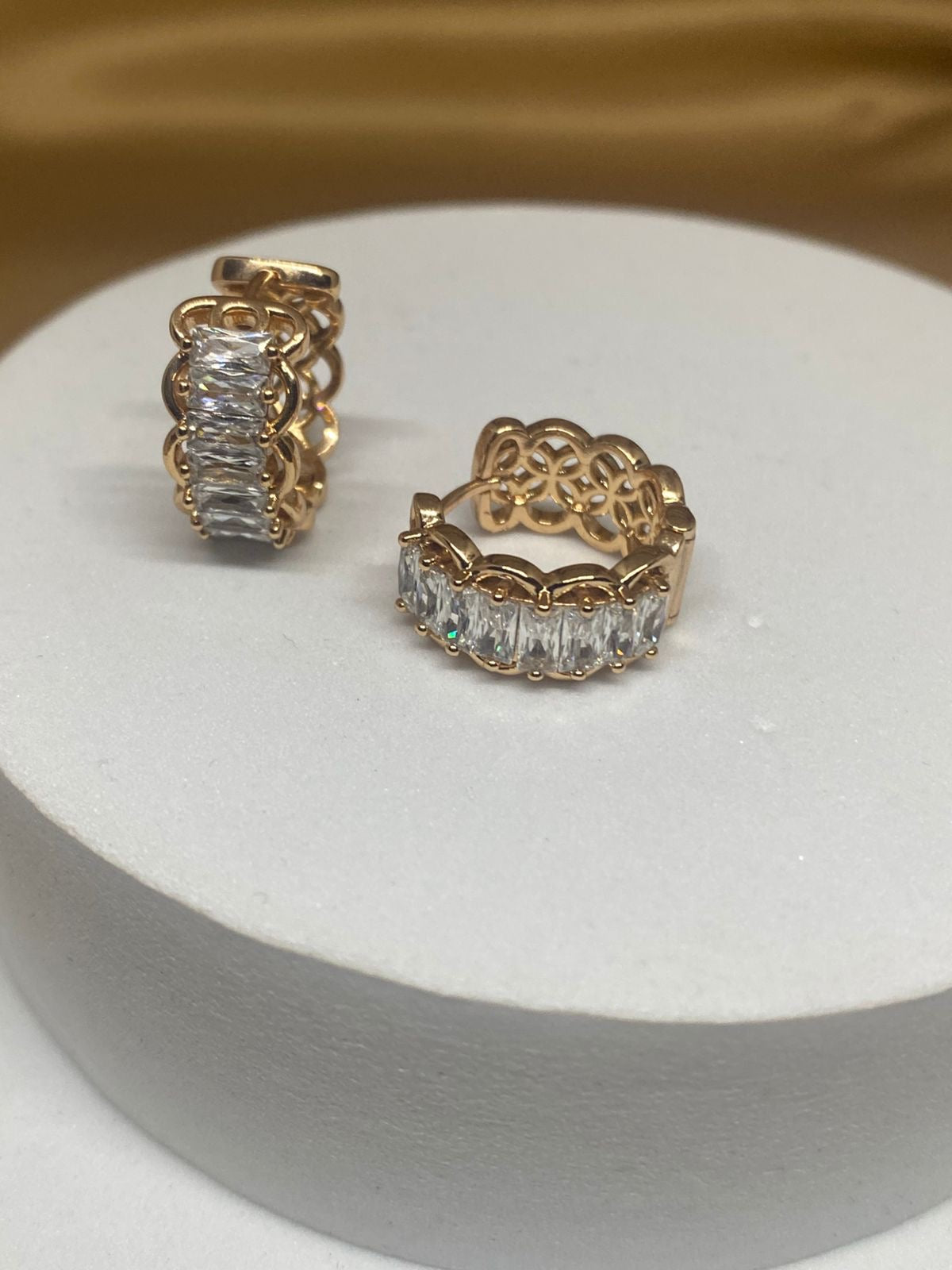 A26201 Arracada con piedra  Material: Oro Laminado 18k.