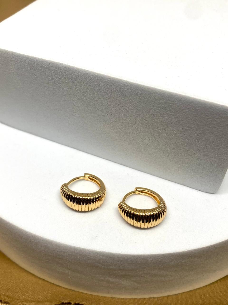 A26116 Arete con líneas    Material: Oro Laminado 18k