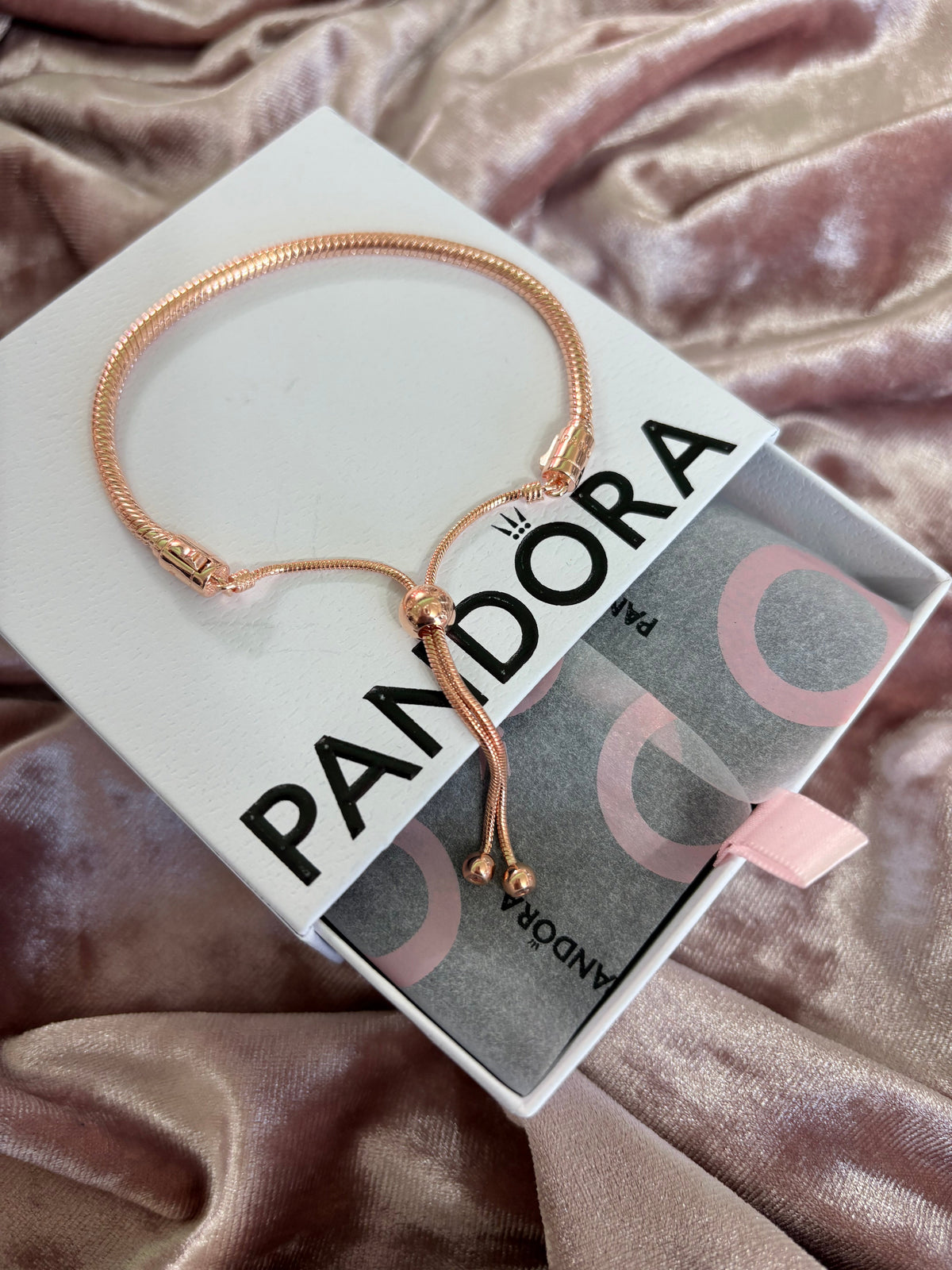 P40 Brazalete ajustable Rose Gold estilo Pandora incluye caja. Material: Baño de plata.