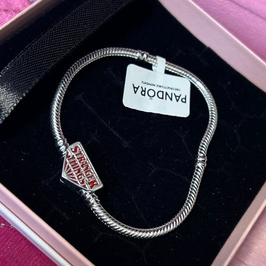 P52 Brazalete Stranger Things estilo Pandora incluye caja. Material: Baño de plata.