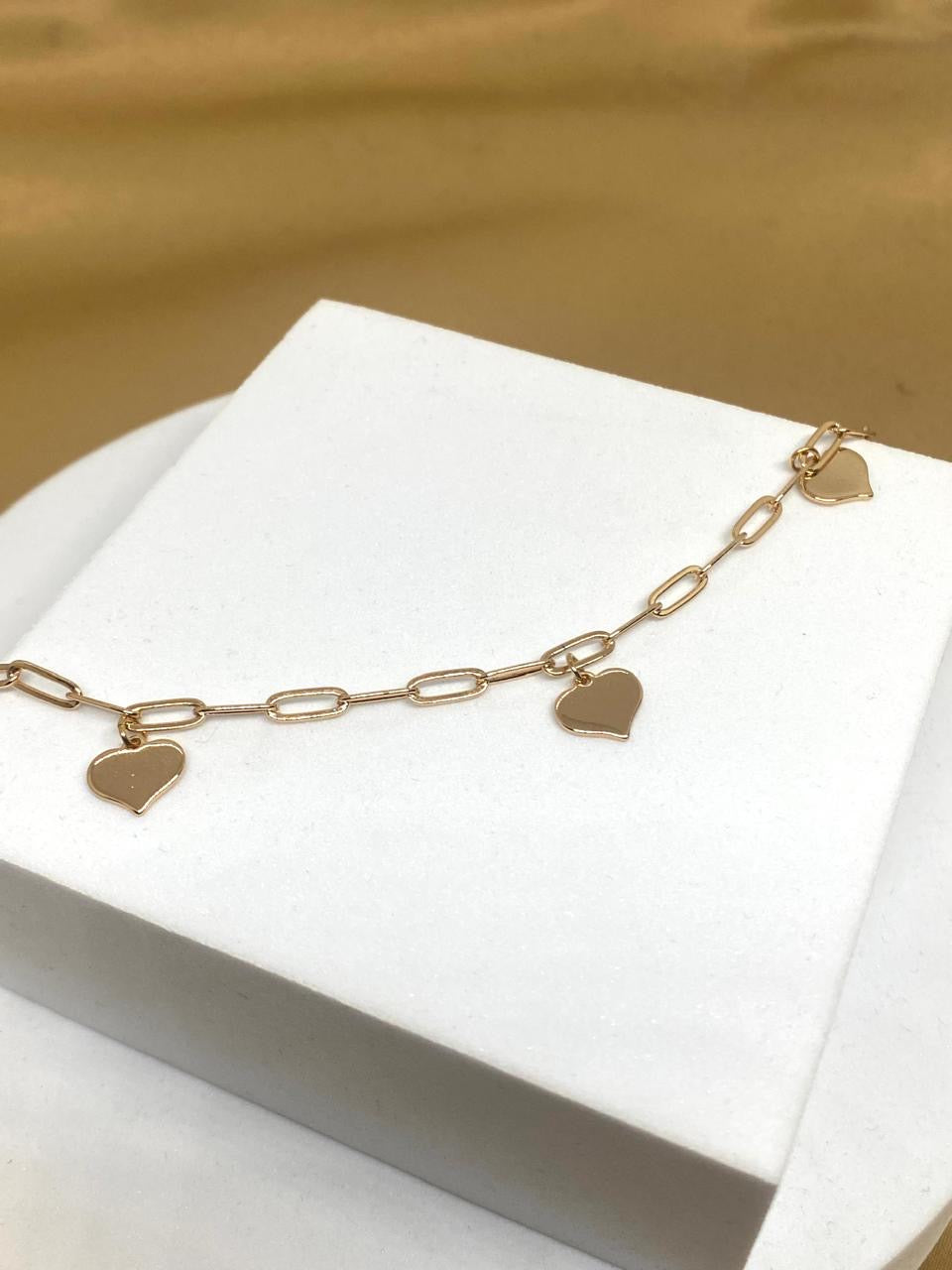P2679 Pulso con corazones colgantes Material: Oro Laminado 18k