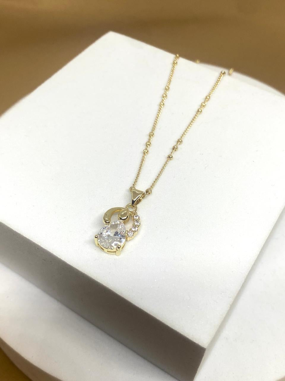 C2667 Collar piedra gota Material: Oro Laminado 14k