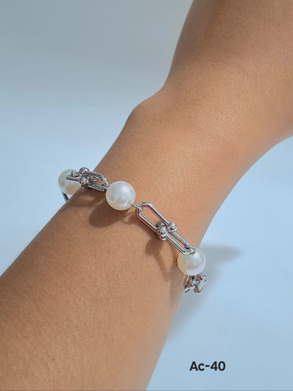 Ac-40 Brazalete en acero inoxidable.