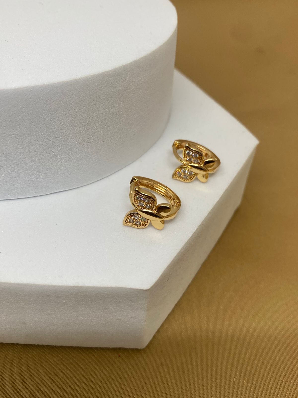A26523 Arracada mariposa Material: Oro laminado 18k