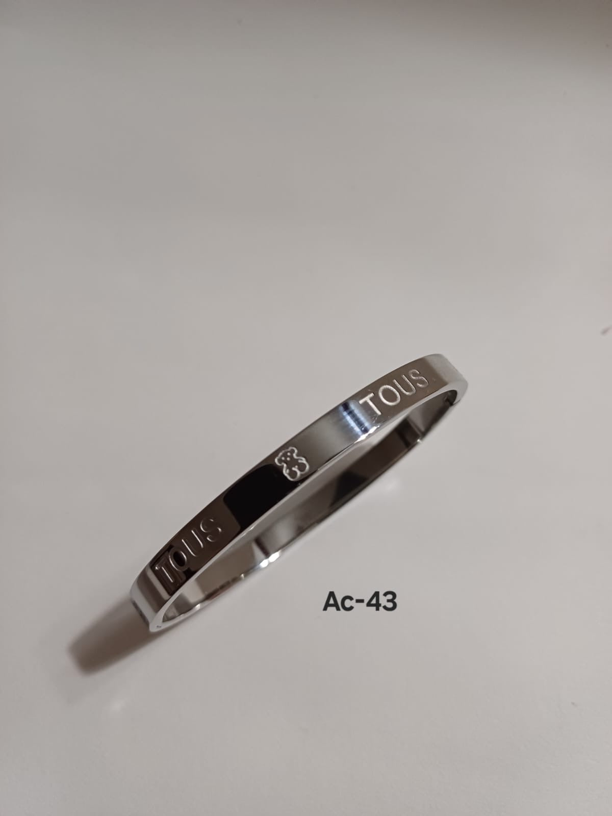 Ac-43 Brazalete en acero inoxidable.