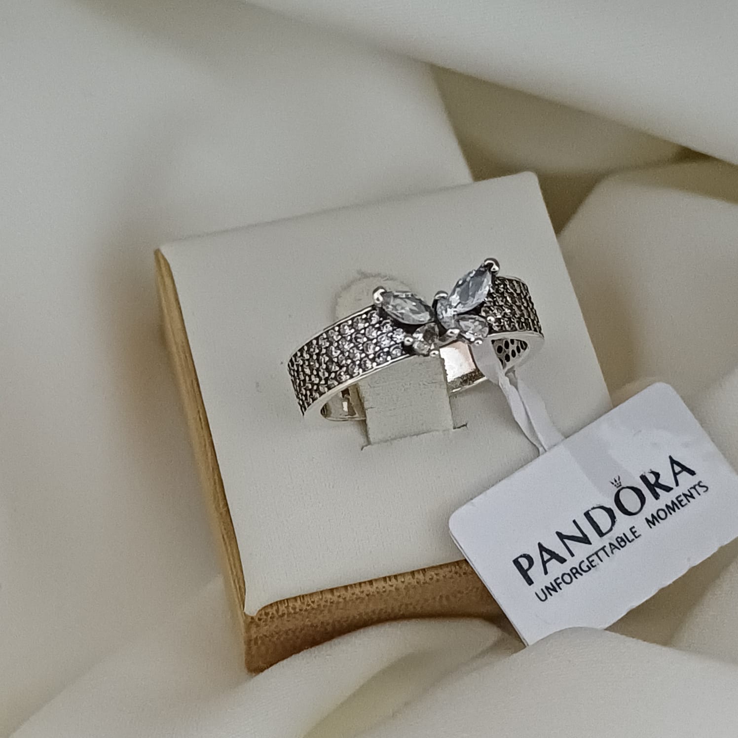 Mb-40 Anillo estilo Pandora Incuye caja y paño de limpieza.