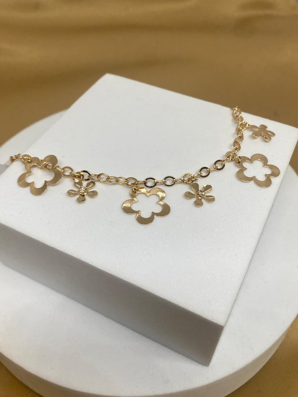P2677 Pulso con flores colgantes Material: Oro Laminado 18k