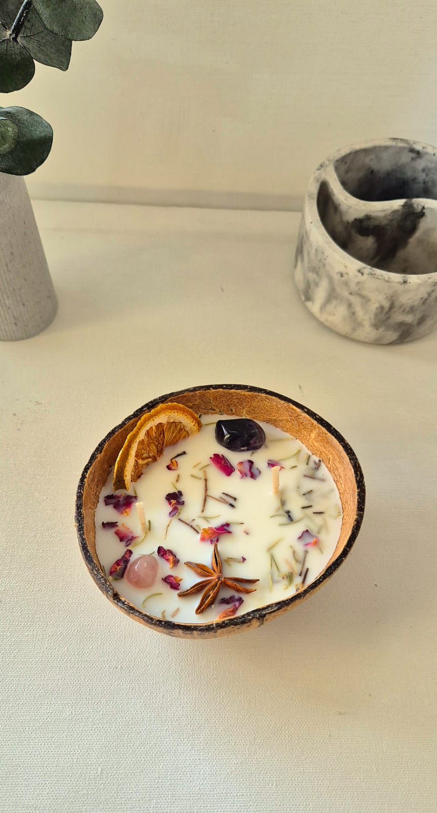 Vela decorativa en base de coco Aroma Palo santo-Albahaca-naranja