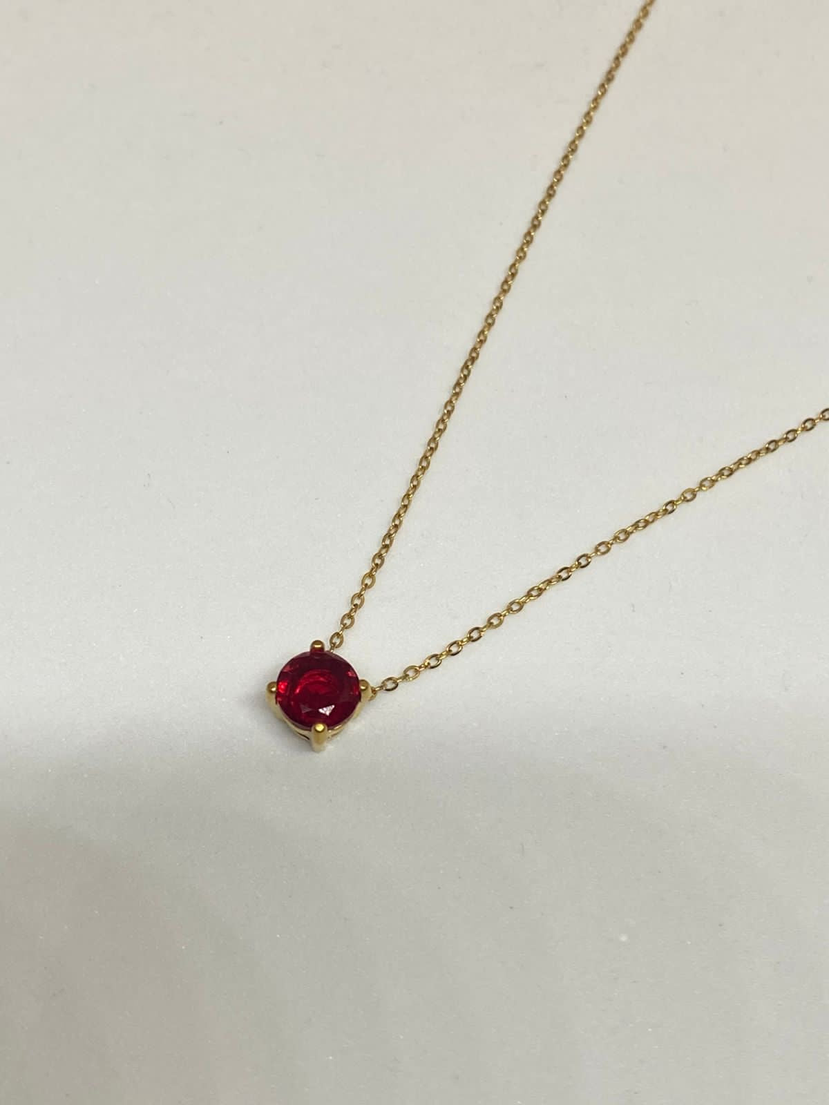 C26231 Collar piedra roja      Material: Acero Inoxidable.