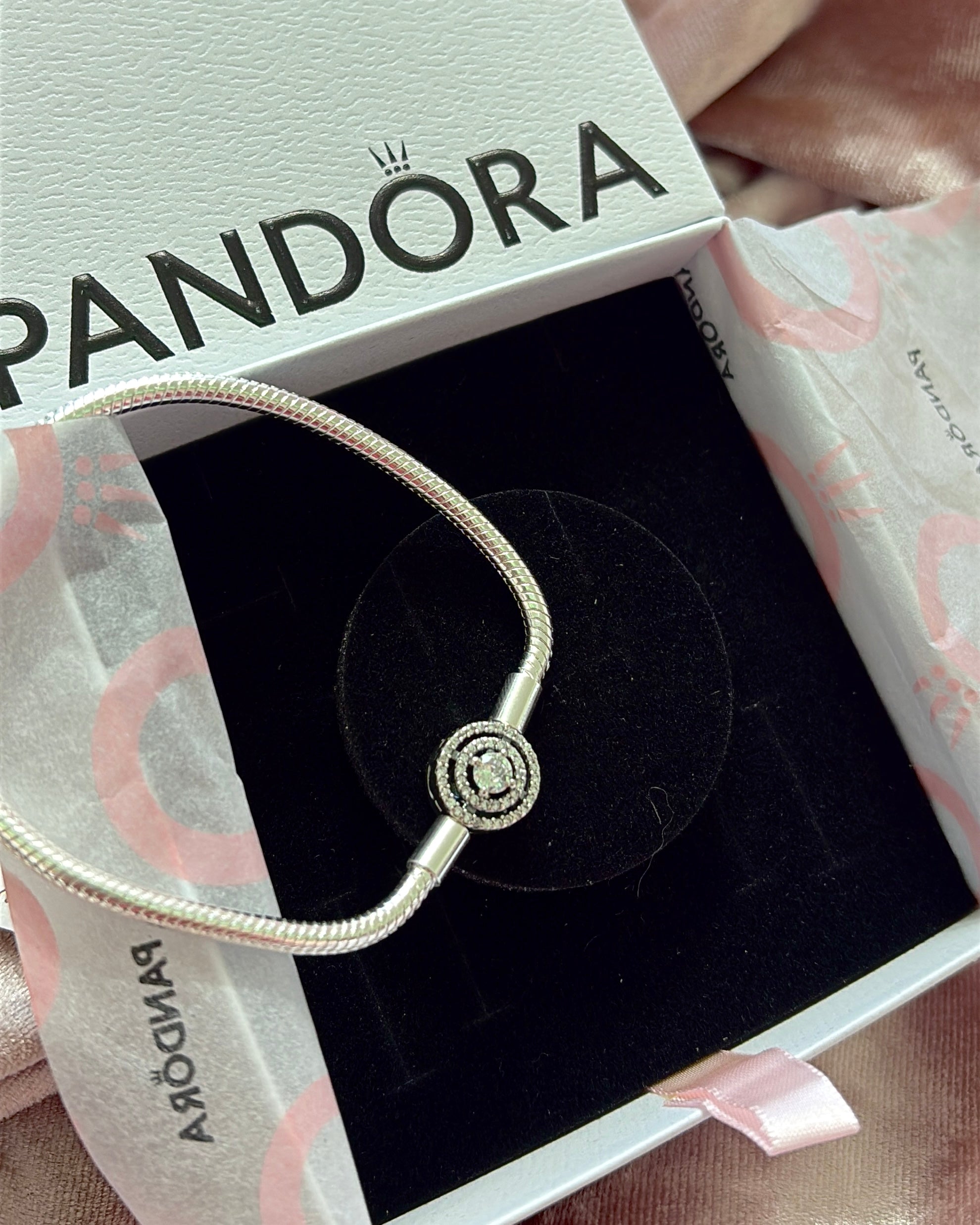 P17 Brazalete estilo Pandora incluye caja. Material: Baño de plata.