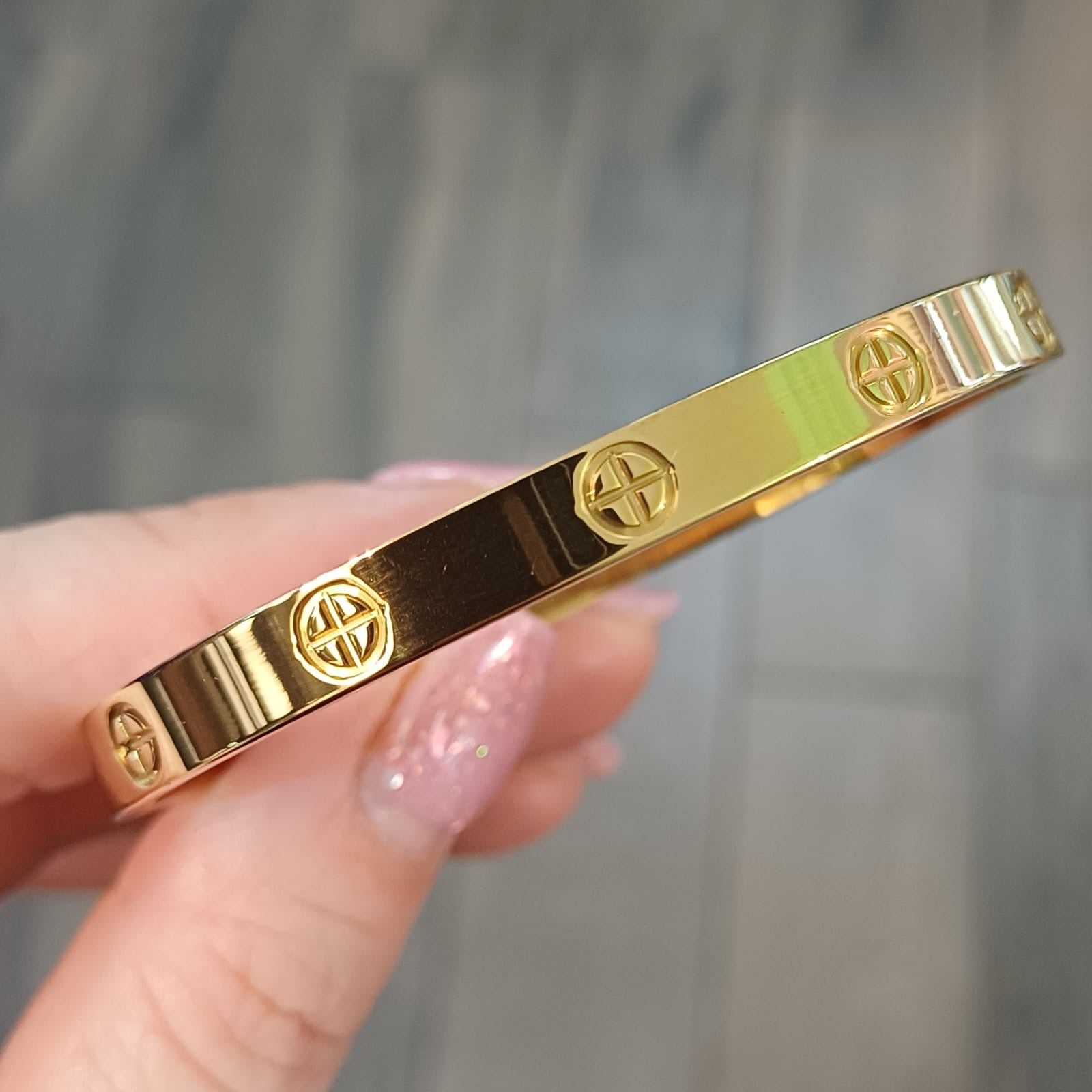 Mb-32 Brazalete en acero inoxidable.