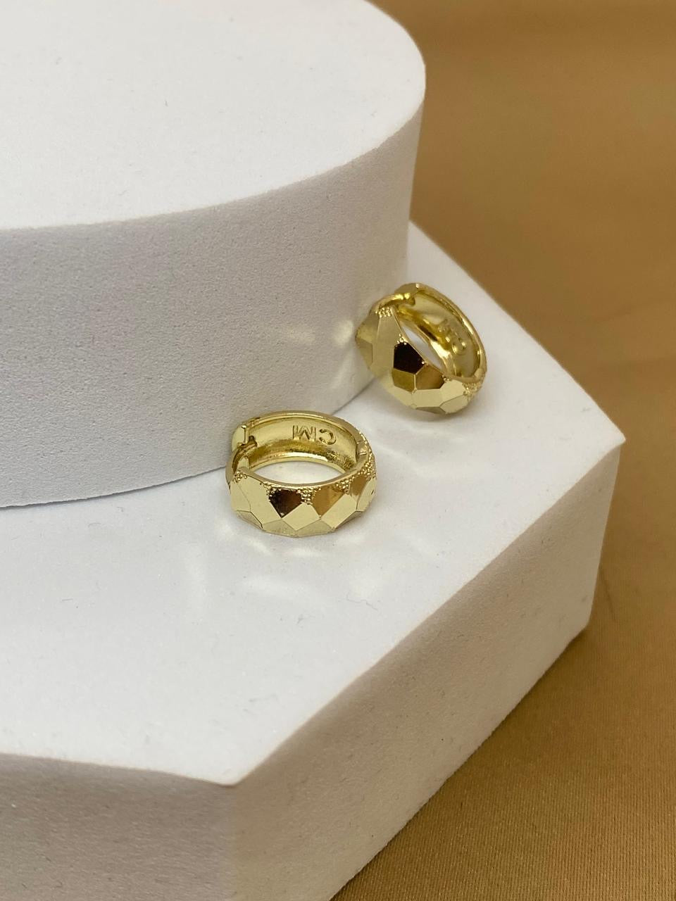 A26508 arete con grabado de rombo  Material: Oro Laminado 14k