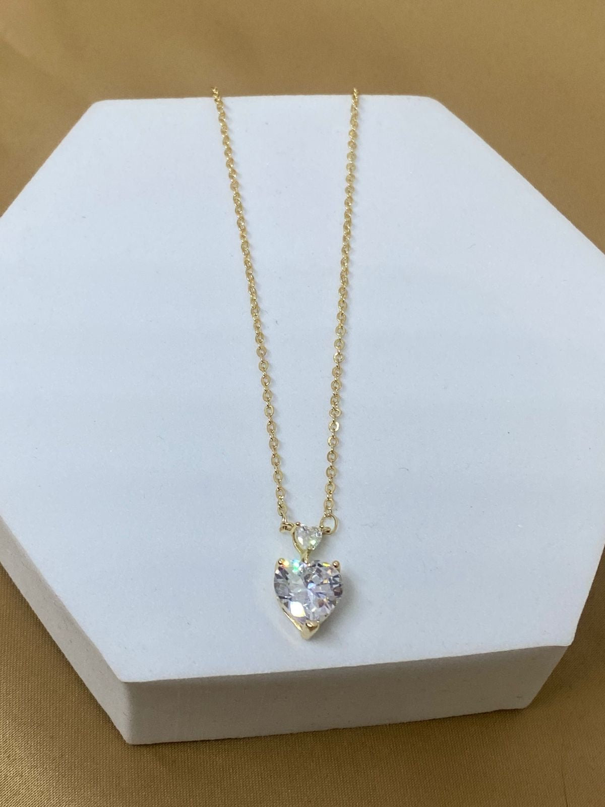 C26548 Collar corazón blanco Material: Oro laminado 14k