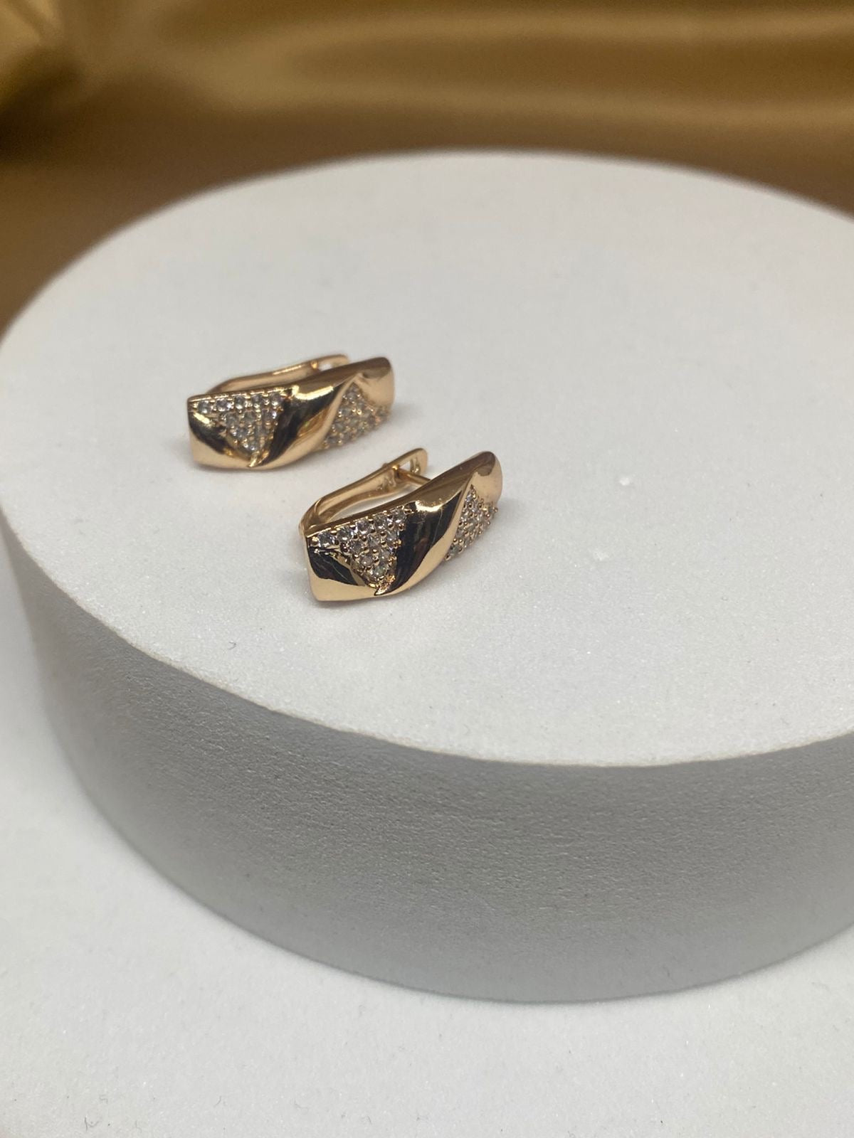 A26202 Arete plano  Material: Oro Laminado 18k.