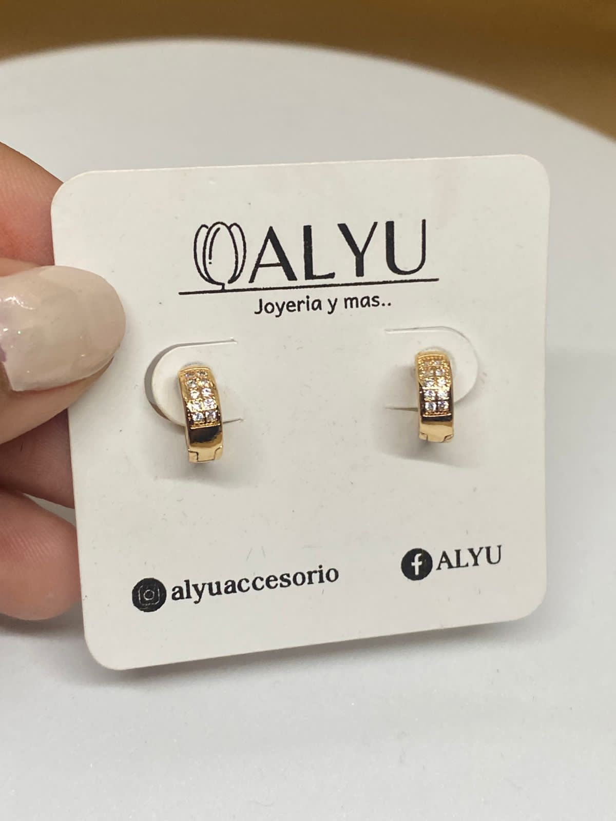 A26243 Arracada mini piedras 
Material:Oro Laminado 18k.