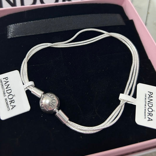 P48 Brazalete estilo Pandora incluye caja. Material: Baño de plata.