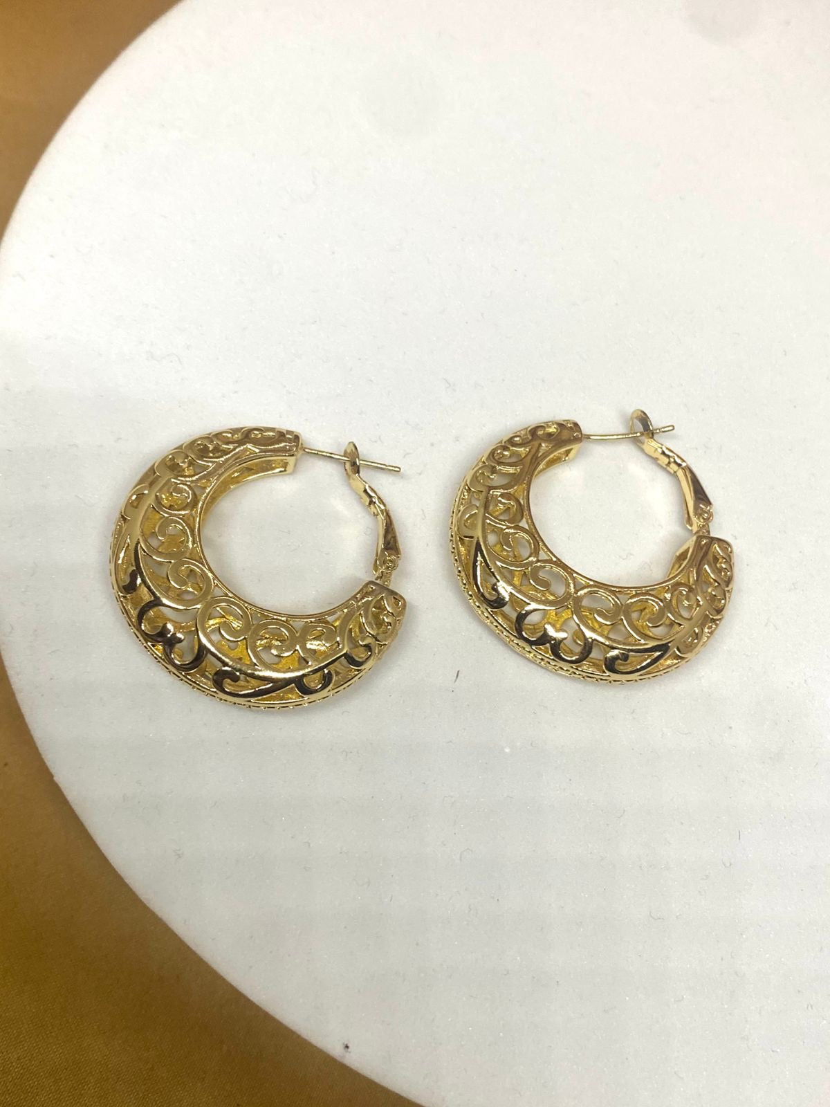 A26182 Arracada canasta                Material: Oro Laminado 14k.