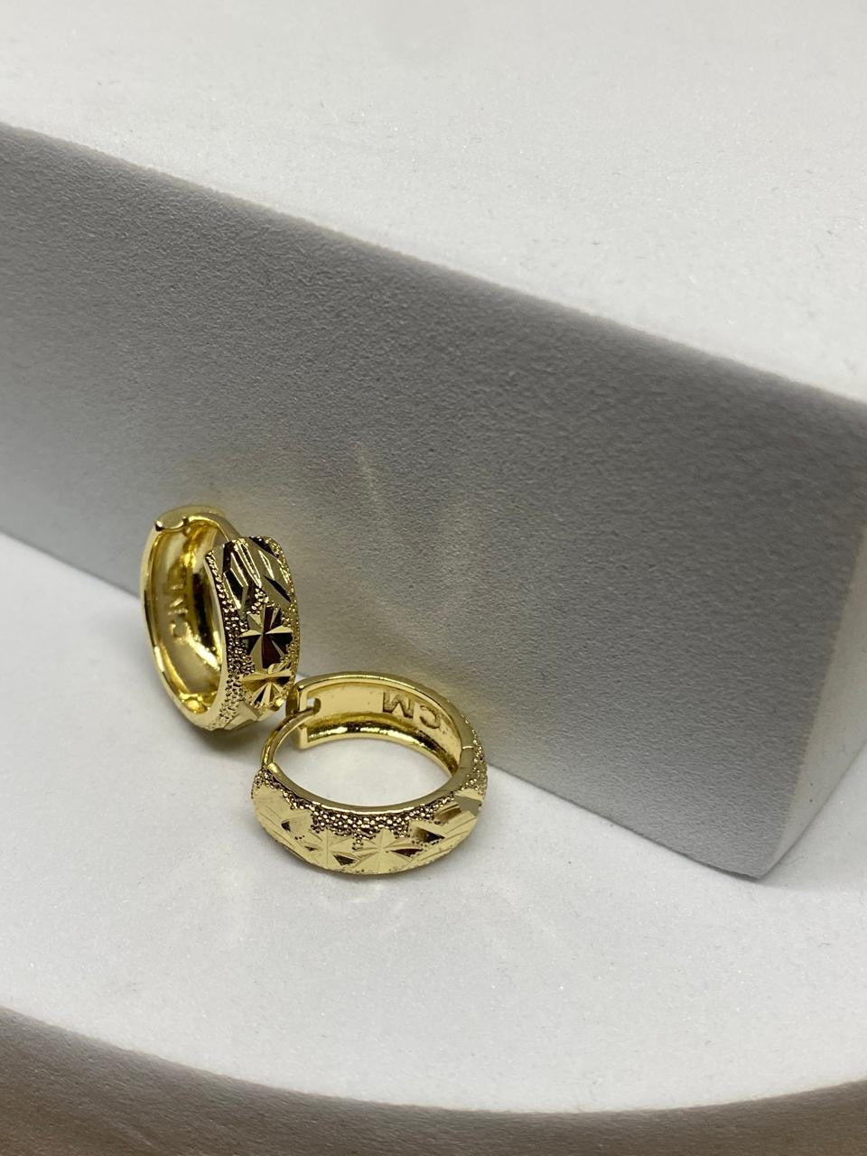 A26115  Arete con grabado    Material: Oro Laminado 14k