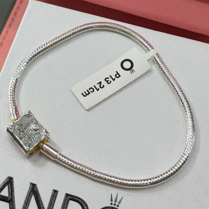 P13 Brazalete estilo Pandora incluye caja. Material: Baño de plata.