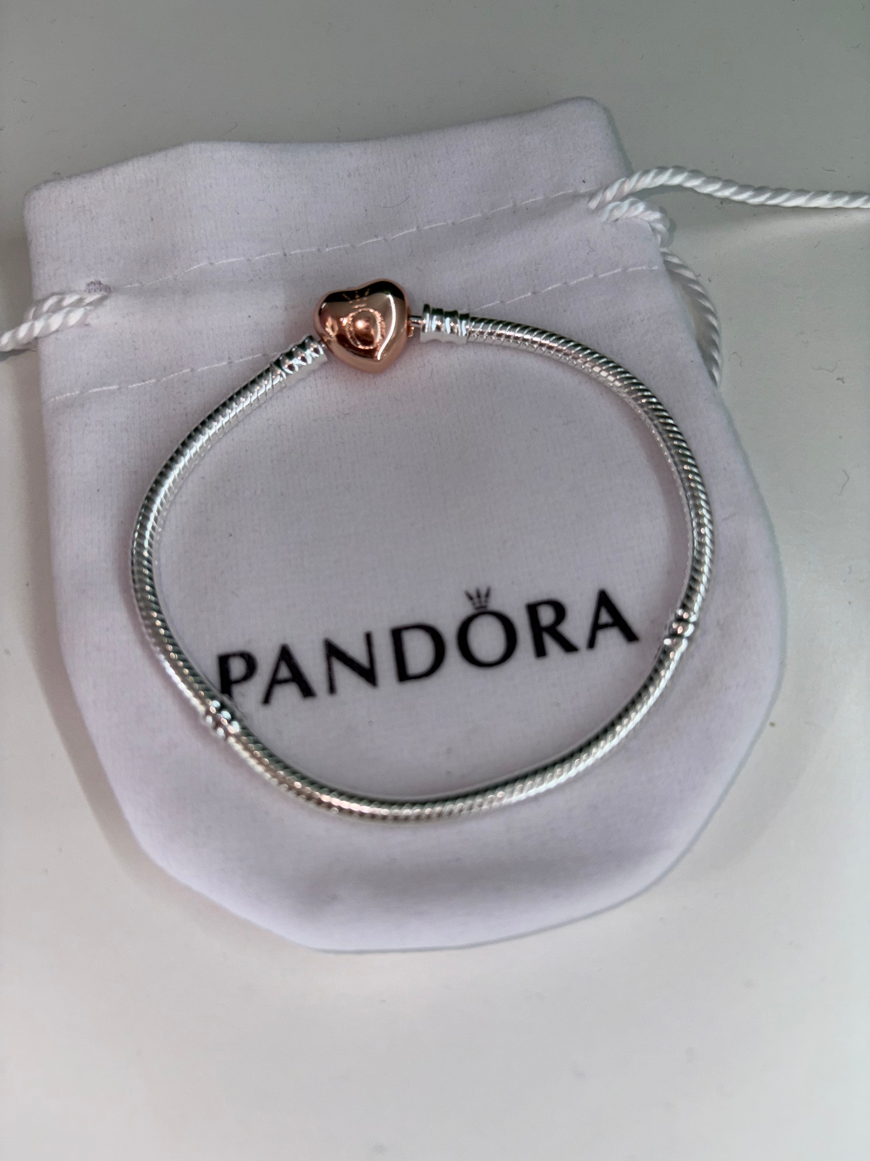 P25 Brazalete estilo Pandora Incluye caja. Material: Baño de plata.