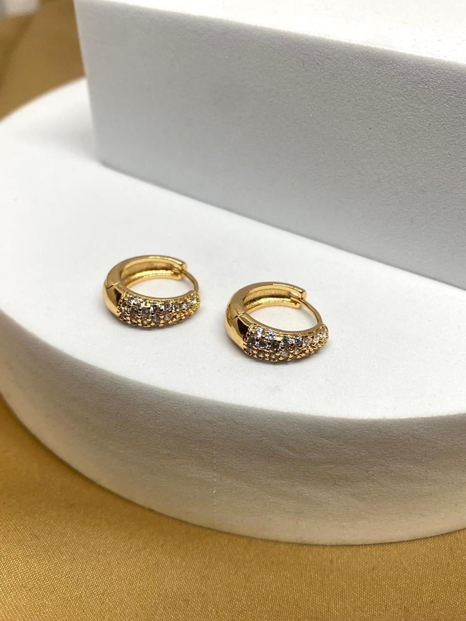 A26104 Arracada con piedra Material: Oro Laminado 18k