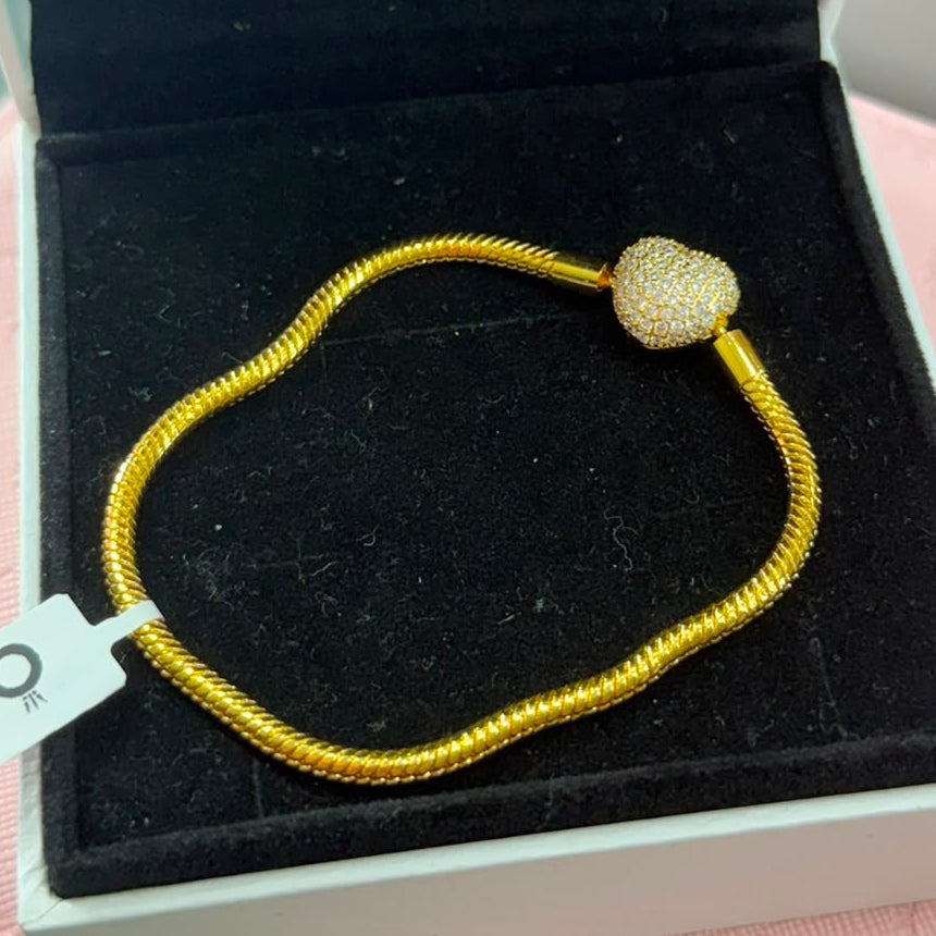 P06 Brazalete estilo Pandora incluye caja. Material: Baño de plata.