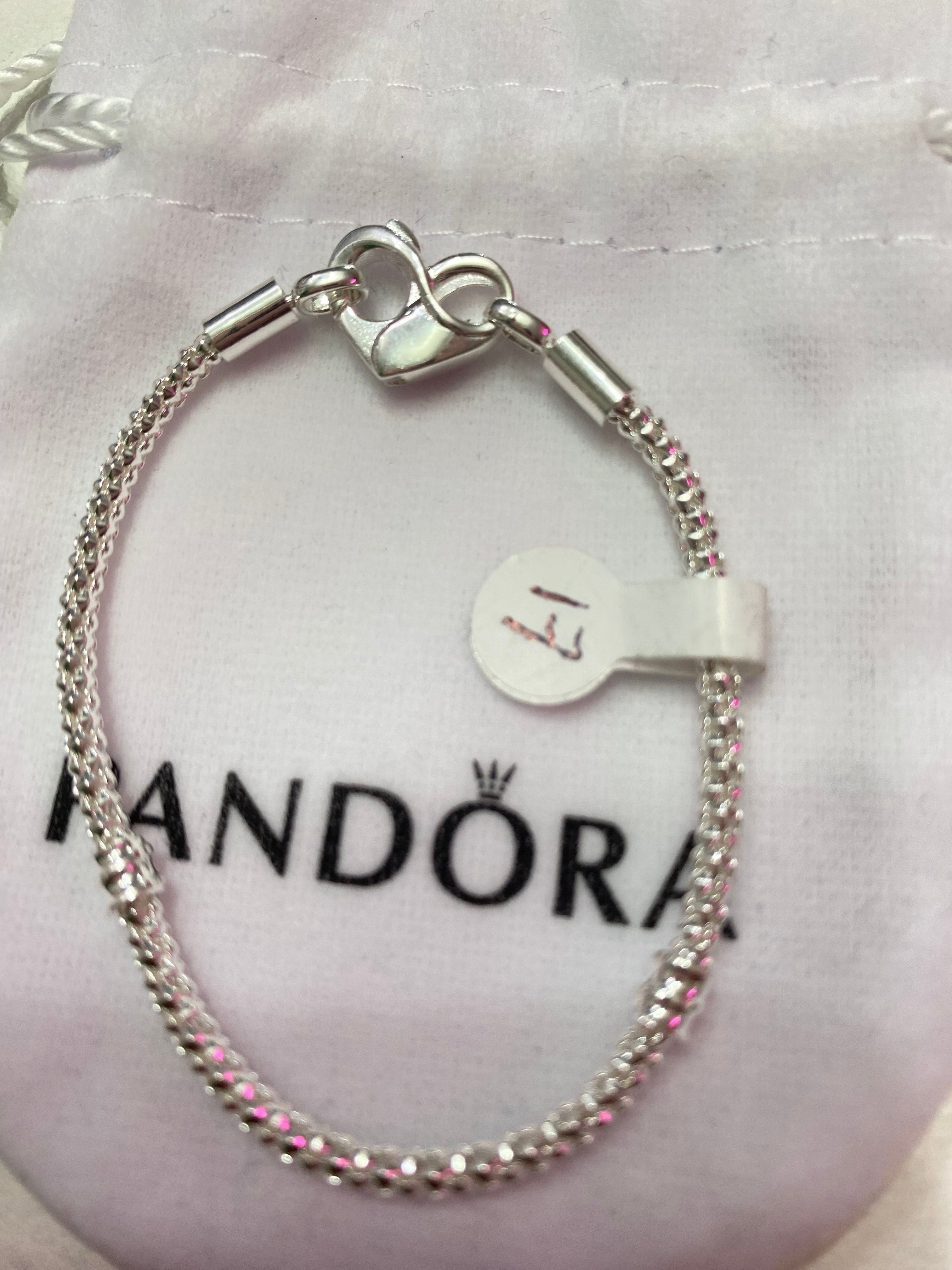 P19 Brazalete estilo Pandora incluye caja. Material: Baño de plata.