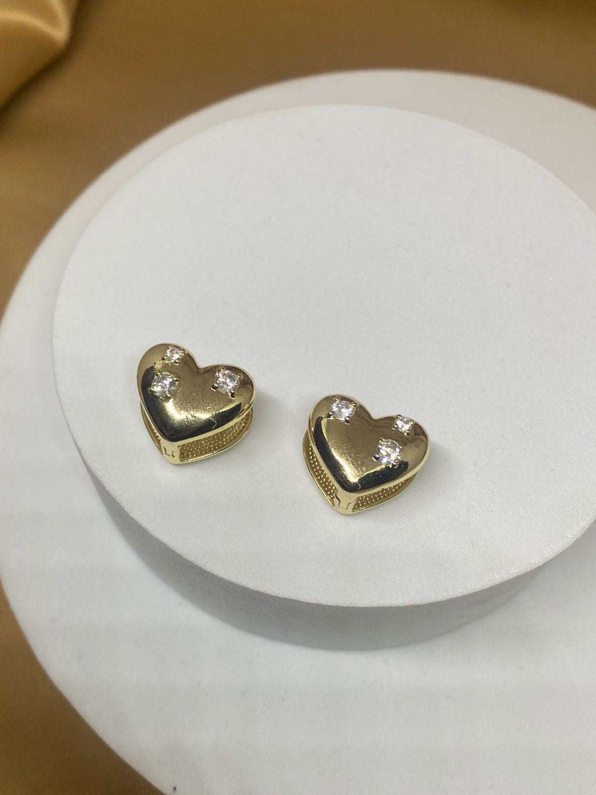 A26200 Arete corazón  Material: Oro Laminado 14k.