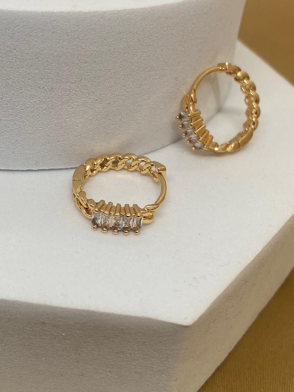 A26501 Arracada con placa de piedra.      Material: Oro Laminado 18k