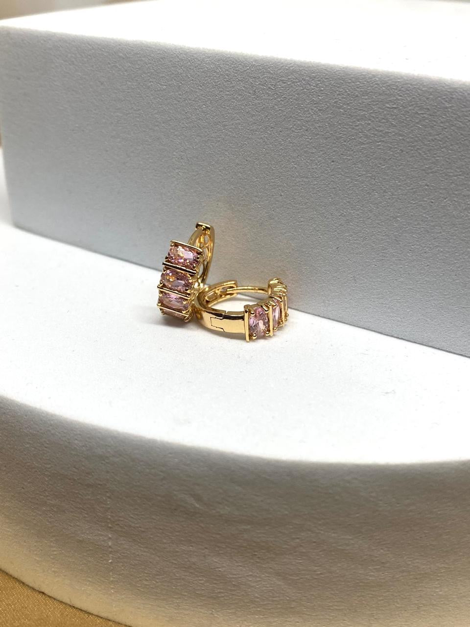 A2688 Arracada con piedra rosa Material: Oro Laminado 18k