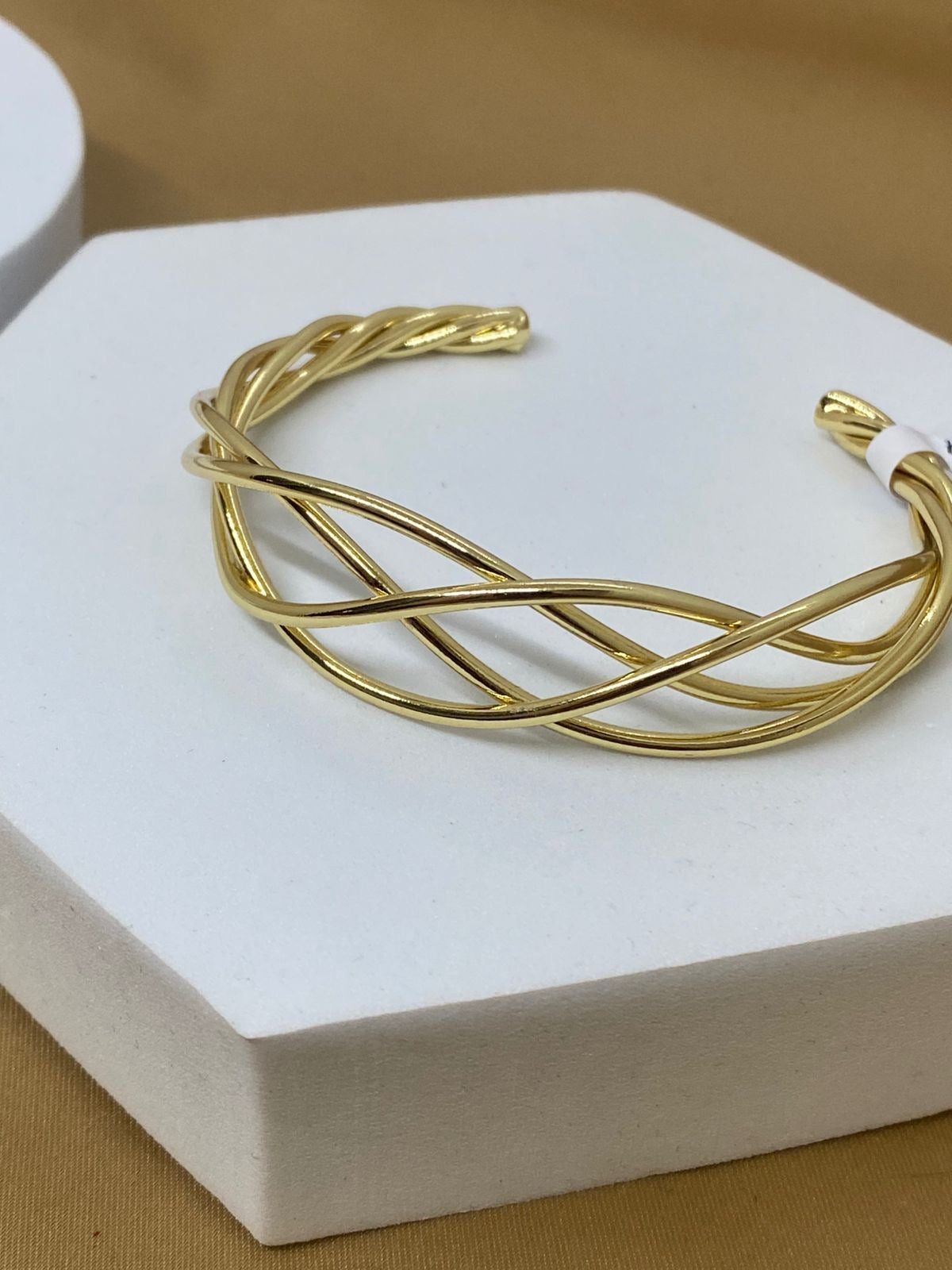 P26537 Brazalete cruzado Material: Oro laminado 14k