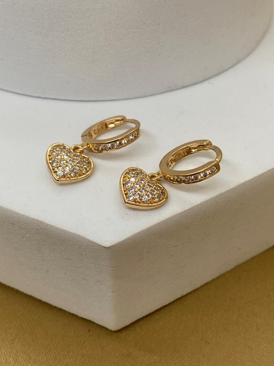 A26506 arete corazon colgante Material: Oro Laminado 18k