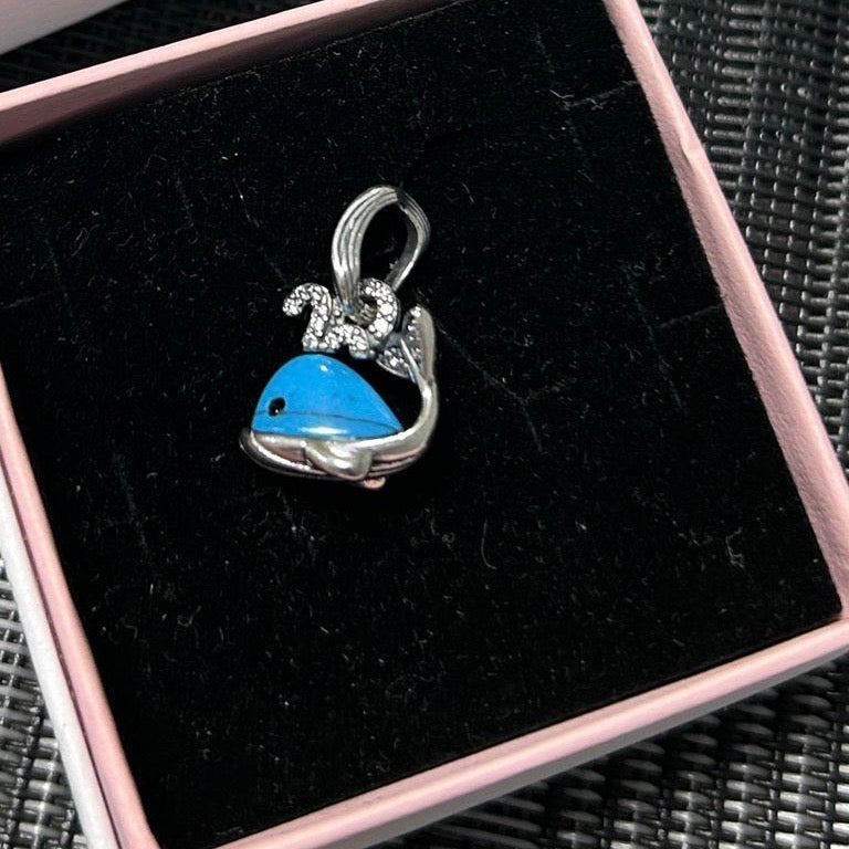 Chp237 charm ballena colgante turquesa.