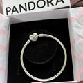 P28 Brazalete estilo Pandora Incluye caja Material: Baño de plata.