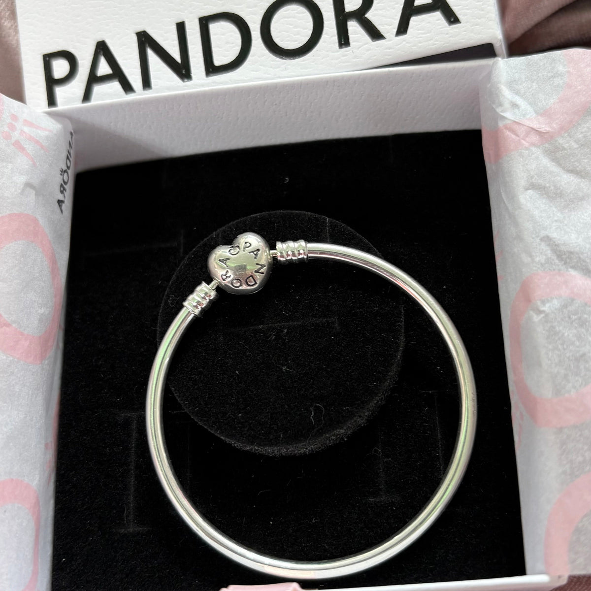 P28 Brazalete estilo Pandora Incluye caja Material: Baño de plata.