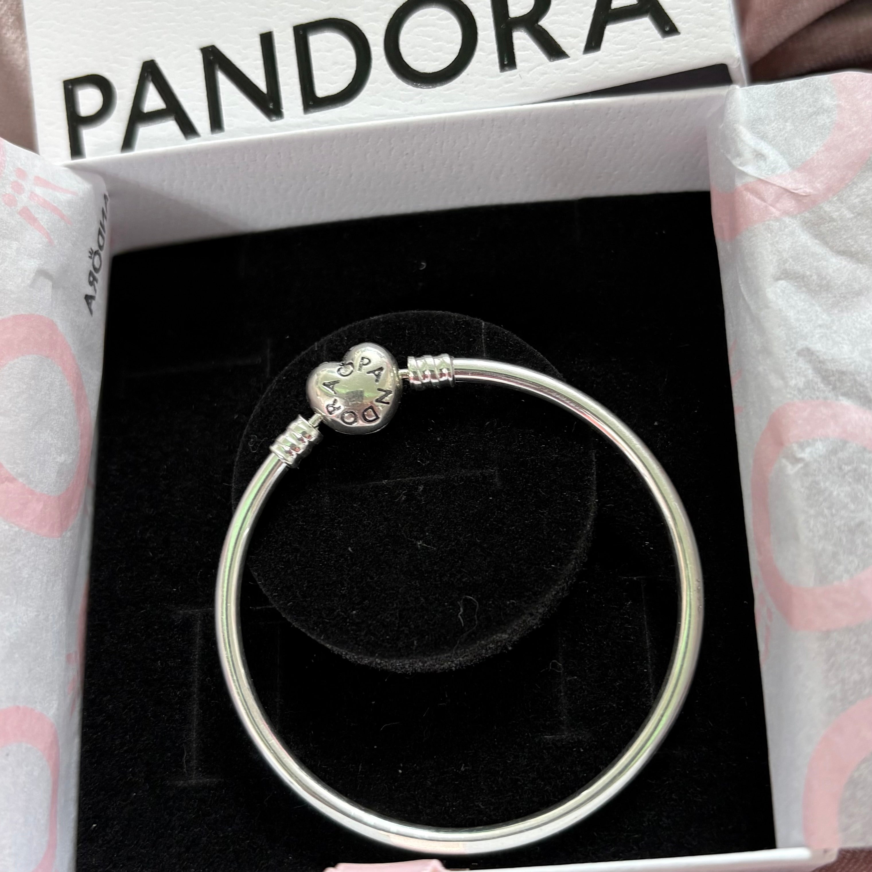 P28 Brazalete estilo Pandora Incluye caja Material: Baño de plata.