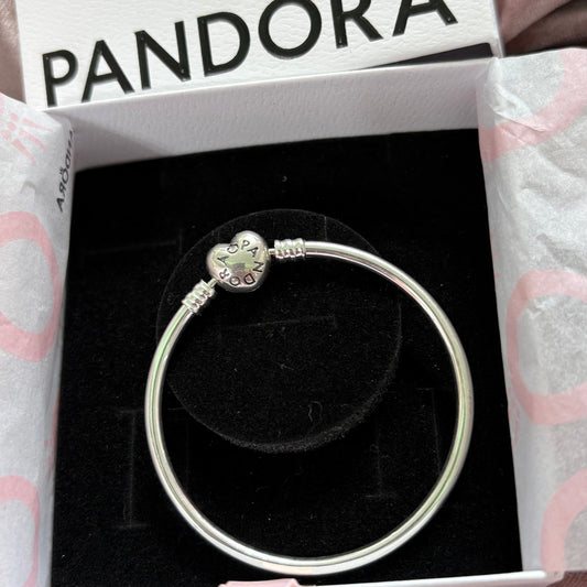 P28 Brazalete estilo Pandora Incluye caja Material: Baño de plata.