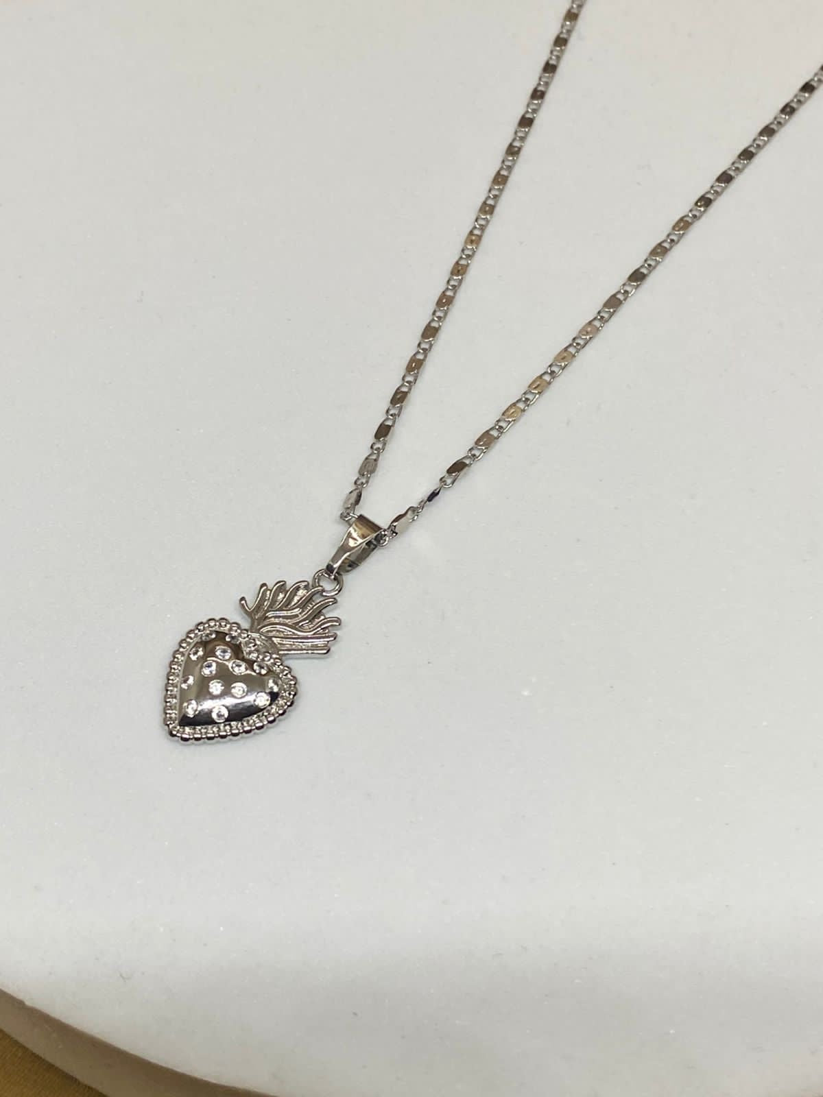 C26233 Collar corazón        Material: Rodio.