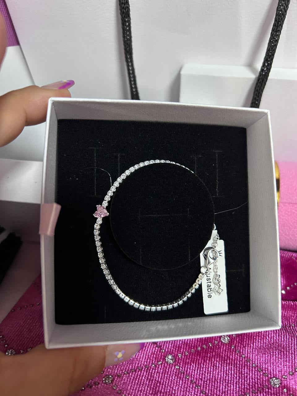 P50 Brazalete corazón brillante rosa Incluye caja.